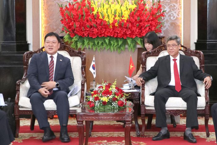 Phó Chủ tịch UBND tỉnh Nguyễn Minh trao đổi với ông Hyeon Jun Tae, Phó Thị trưởng TP. Chuncheon, tỉnh Gangwon (Hàn Quốc) về các định hướng hợp tác giữa 2 địa phương