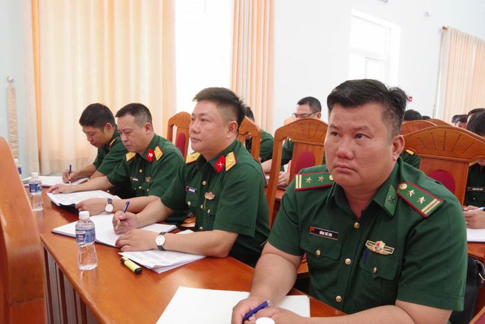 Ban CHQS các xã, phường, đơn vị tham dự buổi làm việc