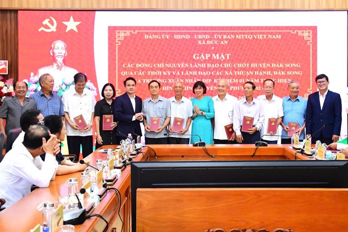 Tặng quà nguyên lãnh đạo huyện Đắk Song (cũ) qua các thời kỳ