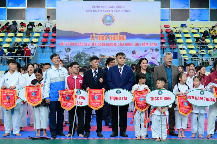 Lãnh đạo Liên đoàn Karate tỉnh Lâm Đồng và đại biểu trao cờ lưu niệm cho các đoàn tham gia giải đấu