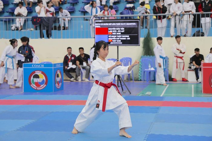 Vận động viên thực hiện phần thi Kata (biểu diễn quyền) tại giải đấu