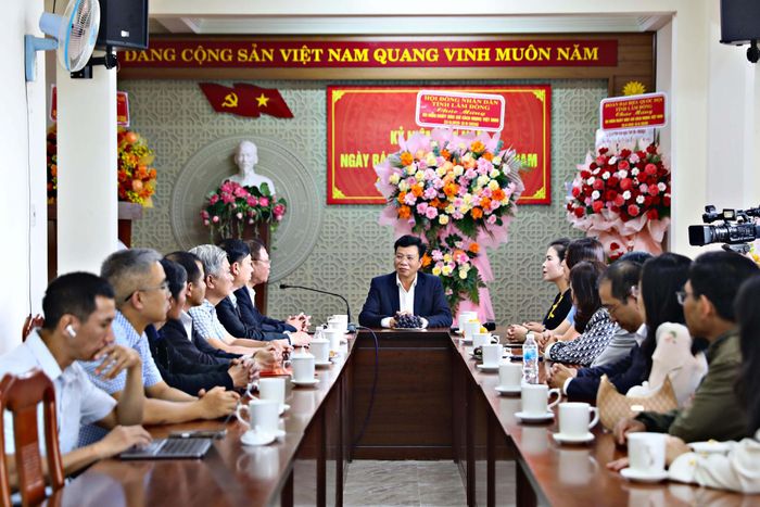 Quang cảnh buổi thăm, chúc mừng tập thể lãnh đạo, viên chức, người lao động Báo và Phát thanh, Truyền hình Lâm Đồng nhân kỷ niệm Ngày Báo chí Cách mạng Việt Nam chiều 19/6