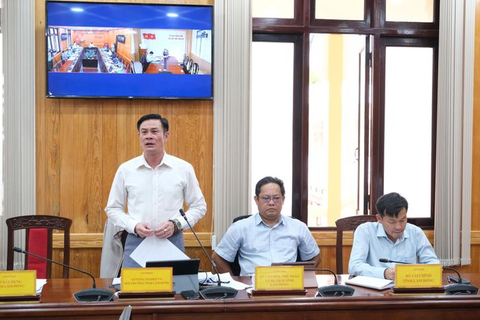 Đại diện lãnh đạo Sở Nông nghiệp và Môi trường nêu báo cáo về tiến độ các dự án