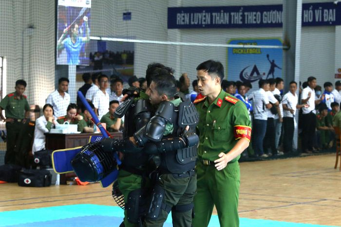 Sau những màn đối kháng kịch tính trong trận đấu là những cái ôm thắm tình đồng chí, đồng đội sau khi trận đấu kết thúc