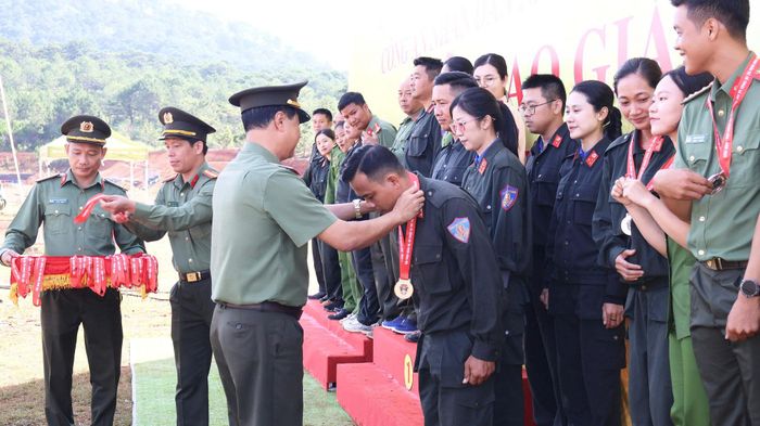Trao huy chương cho các vận động viên đạt giải
