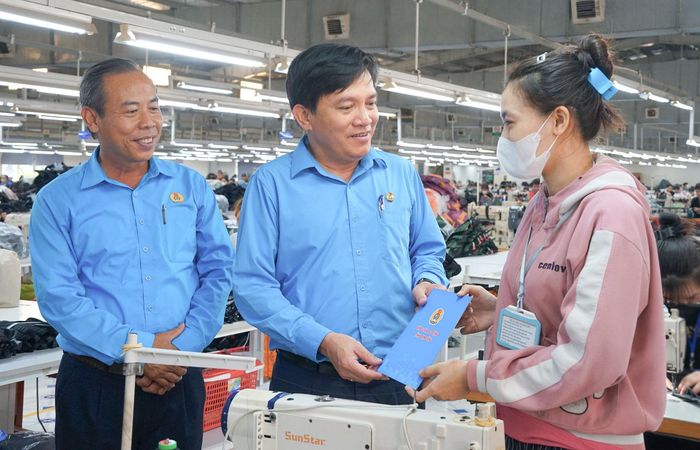 Đồng chí Nguyễn Xuân Hùng và đồng chí Nguyễn Phú Hoàng, Tỉnh ủy viên, Phó Chủ tịch UBMTTQ Việt Nam tỉnh, Chủ tịch LĐLĐ tỉnh Lâm Đồng thăm hỏi, trao quà cho công nhân tại xưởng may