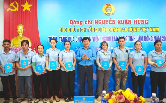 Đồng chí Nguyễn Xuân Hùng, Phó Chủ tịch Tổng Liên đoàn Lao động Việt Nam tặng quà cho đoàn viên, người lao động tại Khu công nghiệp Hàm Kiệm 2, xã Hàm Kiệm, tỉnh Lâm Đồng