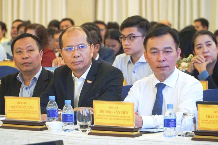 Lãnh đạo các sở, ngành dự hội nghị
