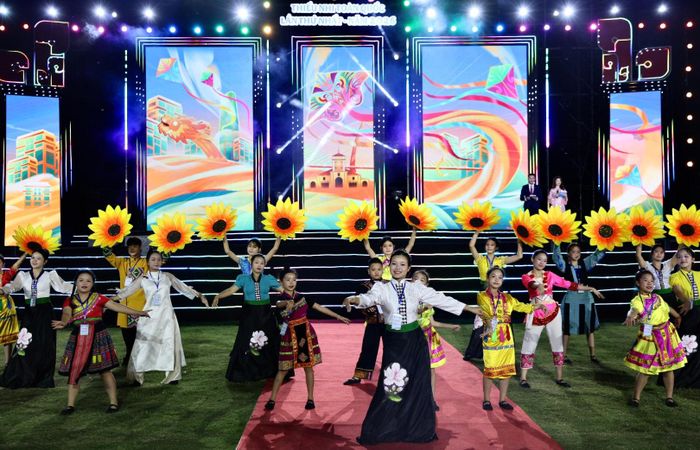 Các đoàn nghệ thuật thiếu nhi mang đến những tiết mục đặc sắc trong đêm khai mạc Festival