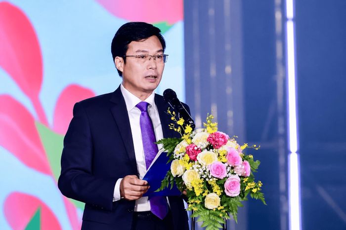 Đồng chí Đinh Văn Tuấn, Tỉnh ủy viên, Phó Chủ tịch UBND tỉnh Lâm Đồng phát biểu chào mừng tại lễ khai mạc