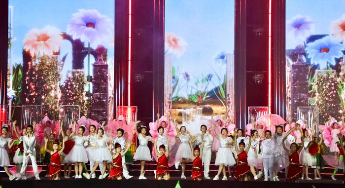 Các em thiếu nhi tham gia chương trình nghệ thuật chủ đề “Thiếu nhi Việt Nam - Viết tiếp ước mơ”