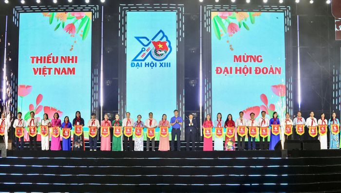 Đồng chí Y Thanh Hà Niê Kđăm, Ủy viên Ban Chấp hành Trung ương Đảng, Bí thư Tỉnh ủy, Trưởng Đoàn ĐBQH tỉnh Lâm Đồng và anh Bùi Quang Huy, Ủy viên Ban Chấp hành Trung ương Đảng, Bí thư thứ nhất Trung ương Đoàn trao cờ lưu niệm cho các đơn vị tham gia Festival Thiếu nhi toàn quốc lần thứ nhất năm 2026
