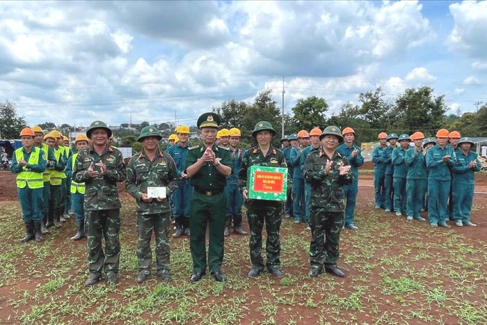 Đại tá Nguyễn Thành Đính tặng quà của Bộ CHQS tỉnh cho lực lượng dân quân làm nhiệm vụ tại các công trình