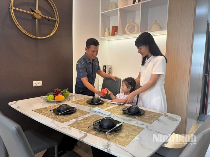 Gia đình chị Vũ Thị Hợi, giáo viên trường THCS Đồng Văn háo hức trải nghiệm căn hộ mẫu tại Khu NƠXH phường Đồng Văn