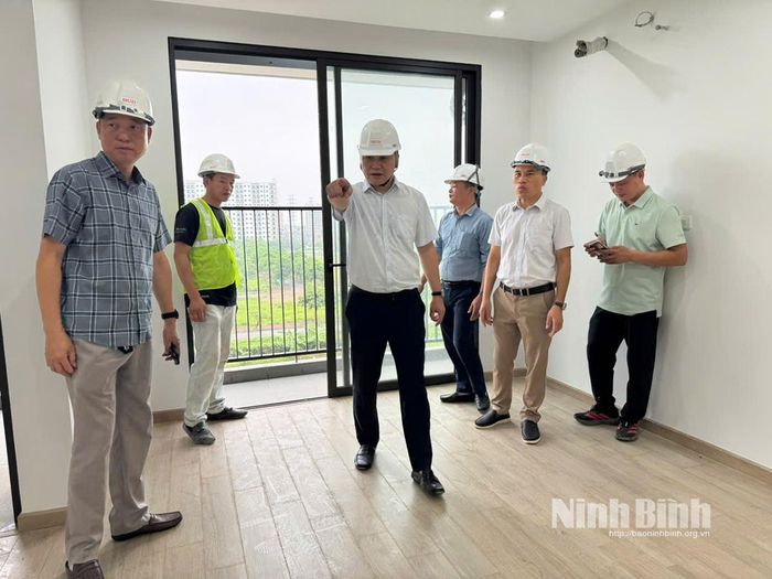 Ông Nguyễn Tuấn Anh, Phó Tổng giám đốc Tổng Công ty Đầu tư phát triển nhà và đô thị (Tổng Công ty HUD) kiểm tra các bước hoàn thiện cuối cùng trước khi đưa các căn hộ vào sử dụng