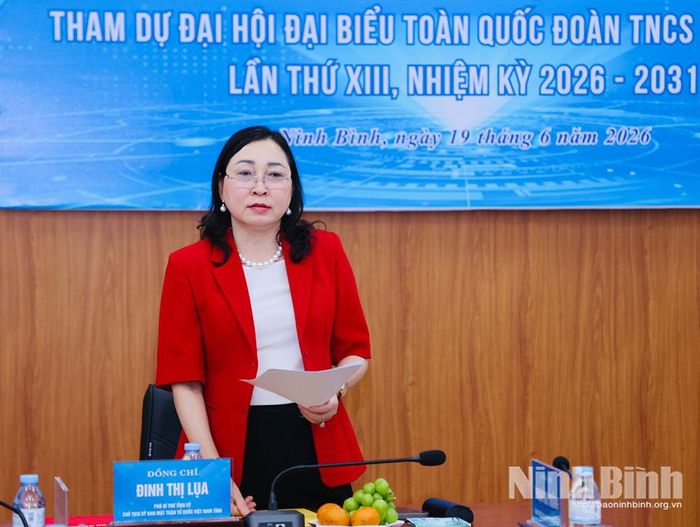 Đồng chí Đinh Thị Lụa, Phó Bí thư Tỉnh ủy, Chủ tịch Ủy ban MTTQ Việt Nam tỉnh phát biểu tại buổi gặp mặt.