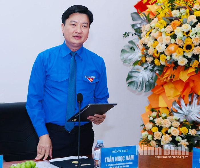 Đồng chí Trần Ngọc Nam, Ủy viên Ban Thường vụ Trung ương Đoàn, Tỉnh ủy viên, Phó Chủ tịch Ủy ban MTTQ Việt Nam tỉnh, Bí thư Tỉnh đoàn, Trưởng Đoàn đại biểu Đoàn TNCS Hồ Chí Minh tỉnh Ninh Bình phát biểu tại buổi gặp mặt.