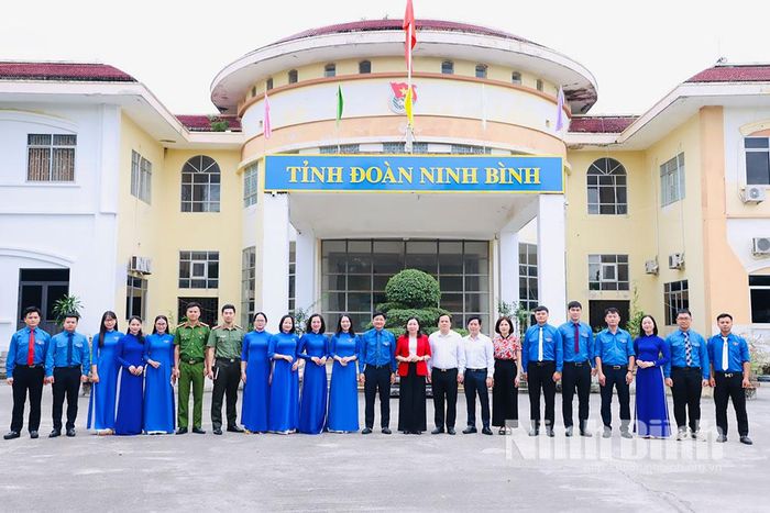 Đồng chí Đinh Thị Lụa, Phó Bí thư Tỉnh ủy, Chủ tịch Ủy ban MTTQ Việt Nam tỉnh và các đại biểu chụp ảnh lưu niệm.