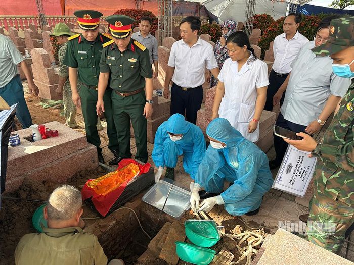 Thực hiện lấy mẫu AND đối với các liệt sĩ chưa xác định danh tính tại nghĩa trang liệt sĩ Thanh Tâm, xã Thanh Liêm.
