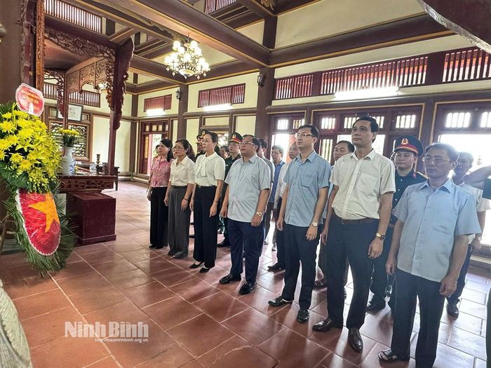 Lãnh đạo Đảng ủy, HĐND, UBND, UB MTTQ Việt Nam xã Thanh Liêm dâng hương tưởng niệm tại đền thờ Liệt sĩ Núi Chùa.
