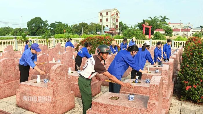 Đoàn viên thanh niên và CCB xã thắp hương tri ân tại nghĩa trang liệt sĩ Thanh Tâm, xã Thanh Liêm
