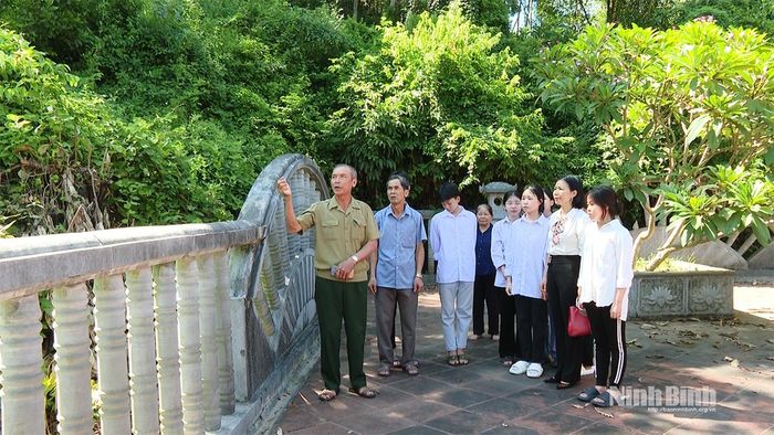 CCB Nguyễn Thanh Bình nói chuyện với giáo viên, học sinh trường THCS Thanh Tâm về di tích lịch sử Núi Chùa. Ảnh: Tư liệu