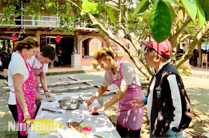 Du khách quốc tế trải nghiệm hoạt động nấu ăn cùng người dân địa phương tại Khu du lịch Động Thiên Hà.