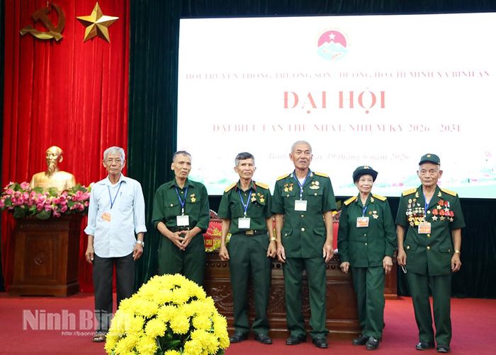 Ban Chấp hành Hội Truyền thống Trường Sơn - Đường Hồ Chí Minh xã Bình An, nhiệm kỳ 2026-2031 ra mắt Đại hội.