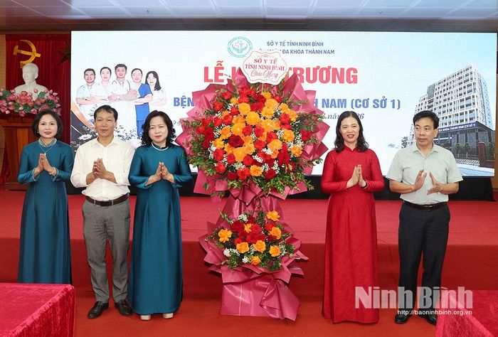 Đồng chí Phạm Thị Phương Hạnh, Tỉnh ủy viên, Giám đốc Sở Y tế tặng hoa chúc mừng Bệnh viện.