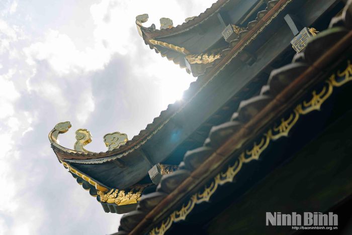 Mái đao cong vút mang đậm dấu ấn kiến trúc Phật giáo truyền thống Việt Nam.