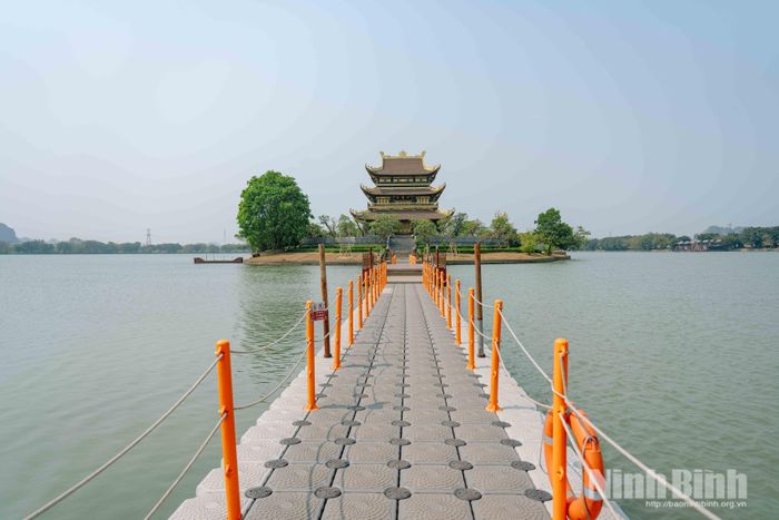 Cầu nổi dẫn vào Chùa Bát Long trở thành trải nghiệm thú vị đối với du khách khi đến tham quan.