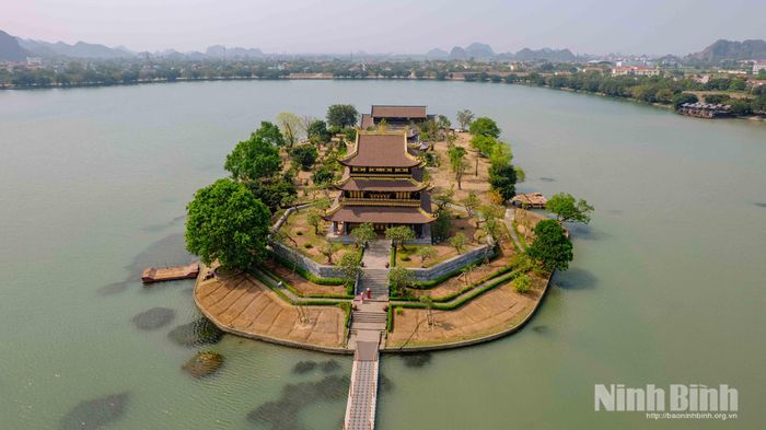 Từ trên cao, Chùa Bát Long (phường Hoa Lư) nổi bật giữa mặt hồ Núi Lớ.