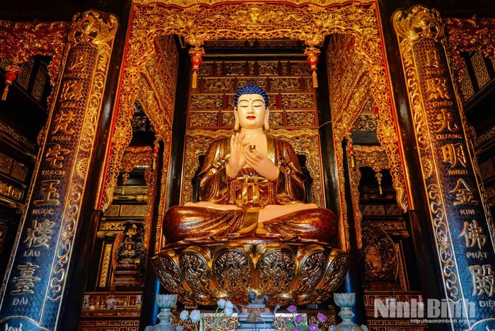 Tượng phật kích thước lớn trong chùa Bát Long.