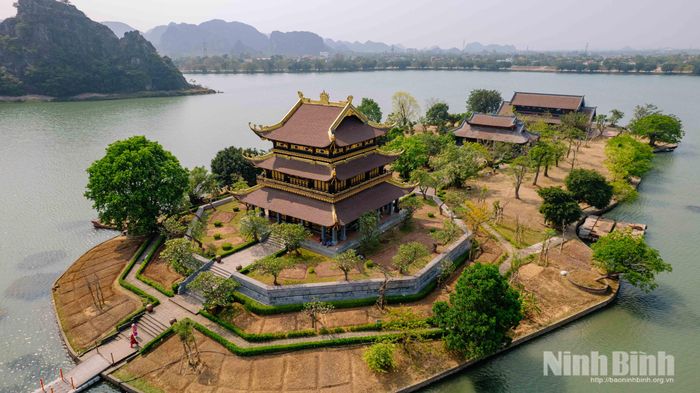 Kiến trúc bát giác độc đáo của chùa Bát Long hài hòa với cảnh quan thiên nhiên hồ Núi Lớ.