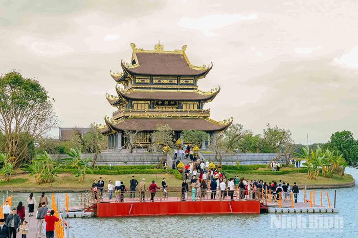 Đông đảo du khách tham quan, lưu lại những khoảnh khắc đẹp tại Chùa Bát Long.