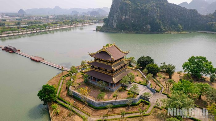 Sự giao hòa giữa núi non, mặt hồ và kiến trúc tâm linh tạo nên vẻ đẹp riêng có của Chùa Bát Long.