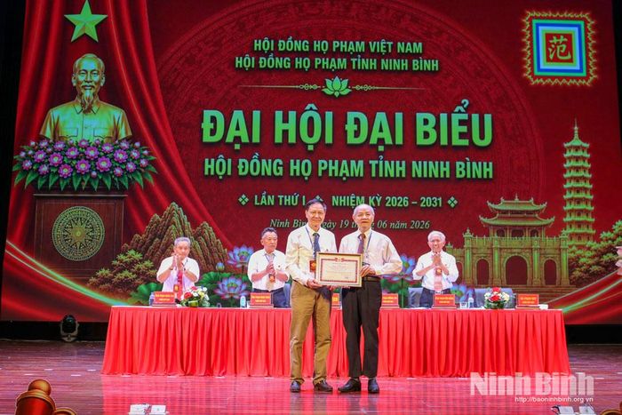 Ông Phạm Thanh Hùng, Phó Chủ tịch Hội đồng họ Phạm Việt Nam tặng Bằng vinh danh tri ân cá nhân có nhiều đóng góp cho sự phát triển dòng họ.
