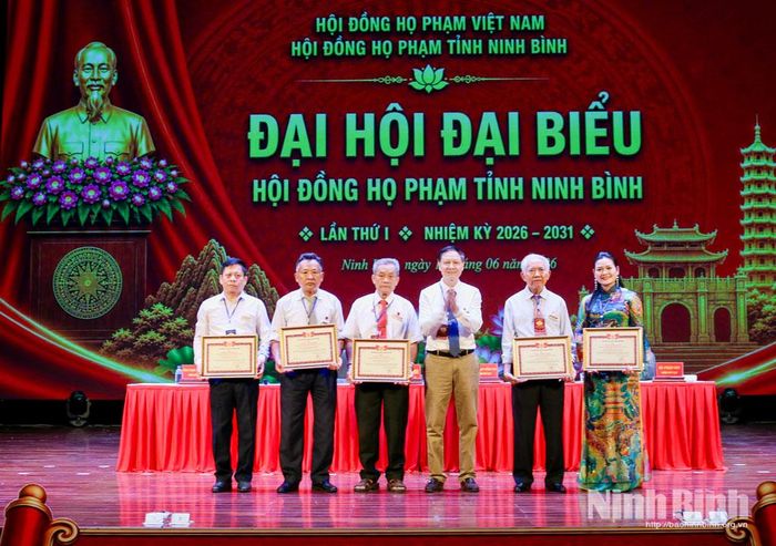Ông Phạm Tường Lâm, Chủ tịch Hội đồng họ Phạm tỉnh Ninh Bình tặng giấy khen cho các thành viên có nhiều đóng góp trong công tác Hội.