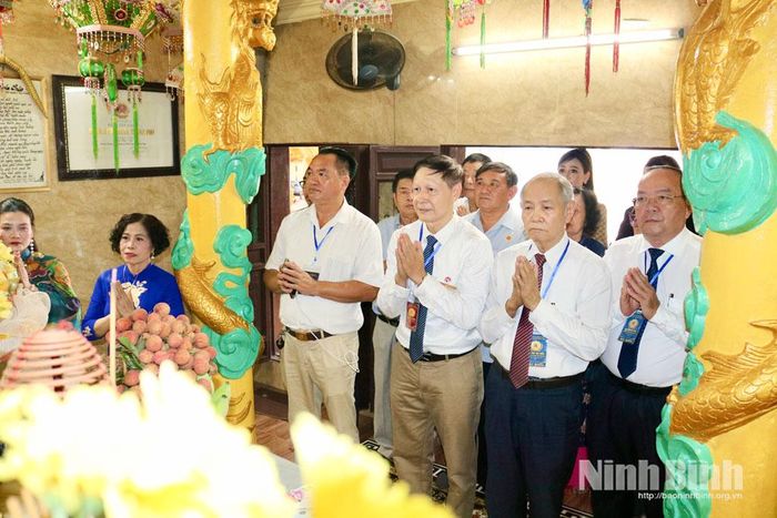 Thường trực Hội đồng họ Phạm tỉnh Ninh Bình dâng hương tại di tích Đền Vân Thị, thờ bà tổ nghề hát chèo Phạm Thị Trân - danh nhân tiêu biểu thời nhà Đinh, thế kỷ X.