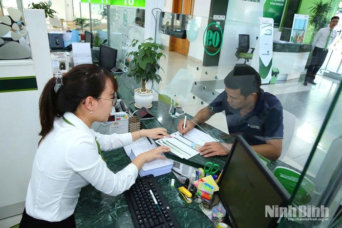 Giao dịch tại Ngân hàng Phương Đông chi nhánh Ninh Bình.
