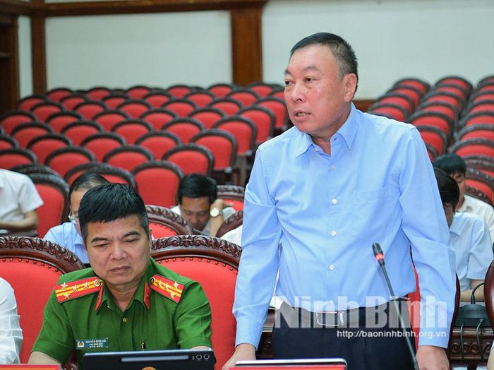 Đồng chí Đinh Văn Tiên, Ủy viên Ban Thường vụ Tỉnh ủy, Giám đốc Sở Nông nghiệp và Môi trường phát biểu tại phiên họp.