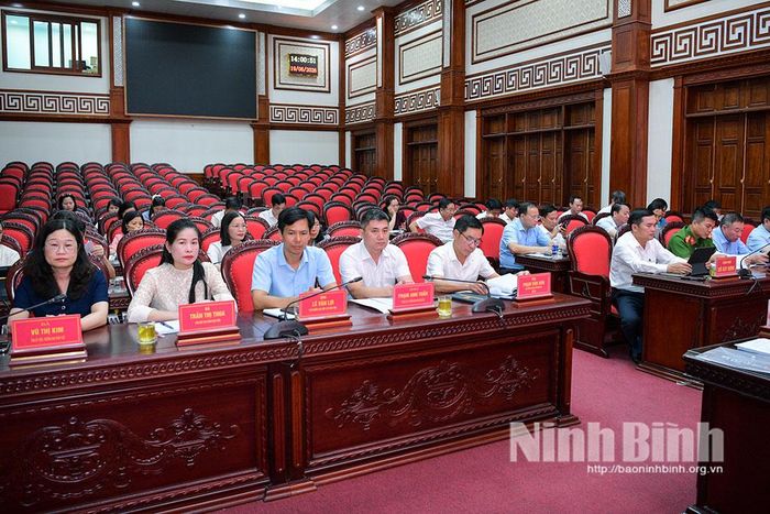 Các đại biểu dự phiên họp.