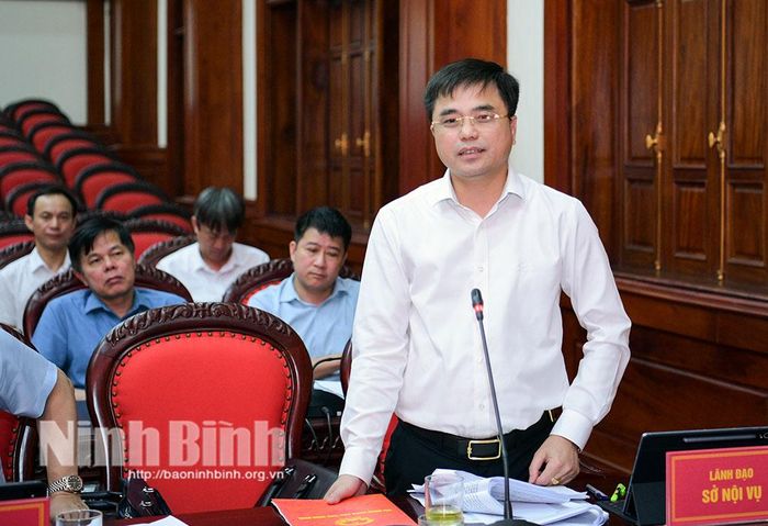 Đồng chí Bùi Văn Hoàng, Tỉnh ủy viên, Giám đốc Sở Nội vụ phát biểu tại phiên họp.