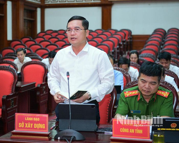 Đồng chí Nguyễn Văn Lượng, Ủy viên Ban Thường vụ Tỉnh ủy, Giám đốc Sở Xây dựng phát biểu tại phiên họp.