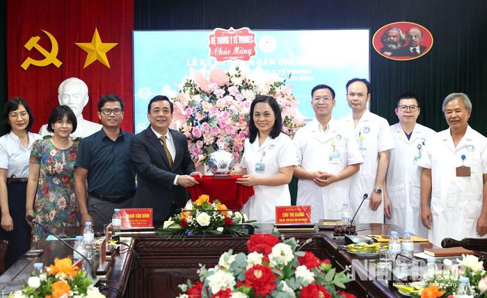 Lãnh đạo Bệnh viện Đa khoa tỉnh Ninh Bình trao quà lưu niệm cho Giám đốc Bệnh viện Đa khoa quốc tế Vinmec Time City.