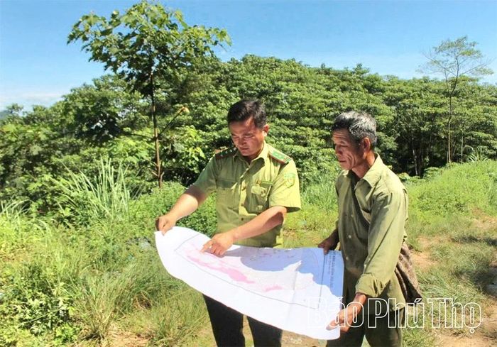 Cán bộ kiểm lâm phân tích địa bàn, xác định các vùng có nguy cơ cháy cao để triển khai các biện pháp phòng ngừa phù hợp.