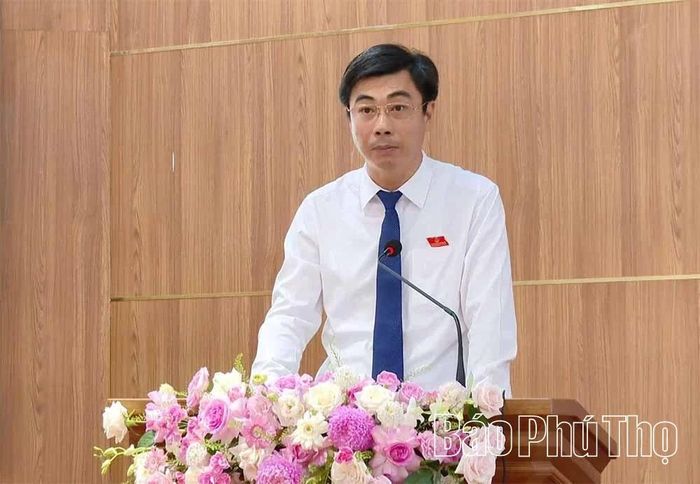Đồng chí Nguyễn Ngọc Sơn - Bí thư Đảng ủy, Chủ tịch HĐND phường Vân Phú phát biểu tại Kỳ họp.
