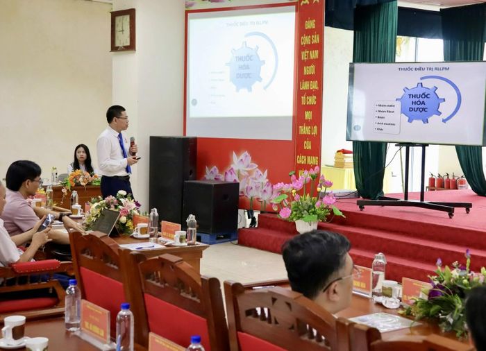 TS. Phạm Quốc Tuấn - Giám đốc Trung tâm Nghiên cứu và Chuyển giao Công nghệ Dược, Trường Cao đẳng Y Dược Phú Thọ báo cáo kết quả nghiên cứu xây dựng công thức, tiêu chuẩn cơ sở và quy trình sản xuất thử nghiệm viên nang LOWLP-PT tại hội thảo.