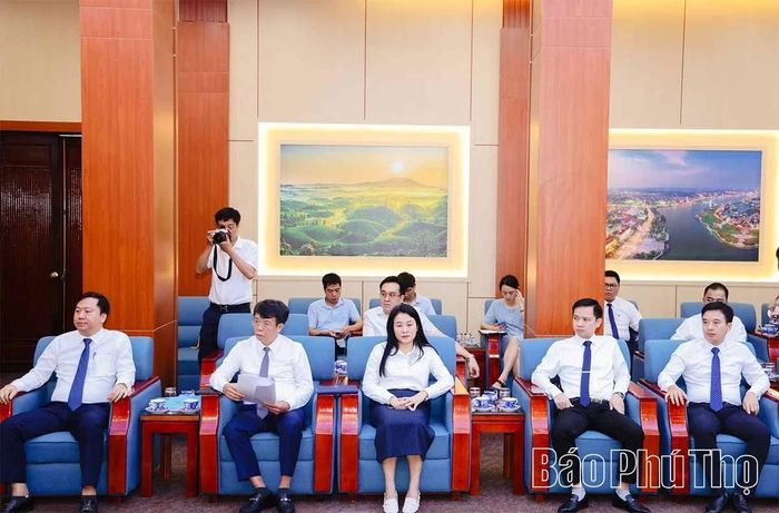 Đại diện các sở, ngành của tỉnh làm việc với đoàn công tác.