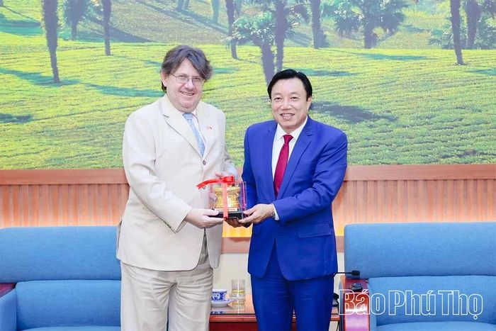 Đồng chí Phó Chủ tịch UBND tỉnh Nguyễn Huy Ngọc trao quà lưu niệm tặng đoàn công tác.